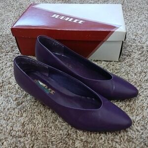 Vintage 80s  purple pointy toed leather kitten heels in original box, size 7.5.